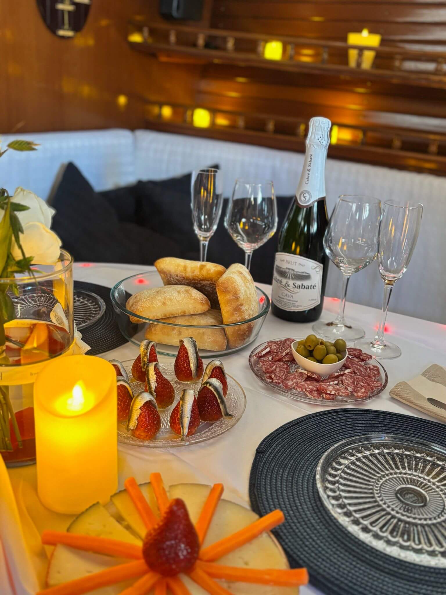 Pareja disfrutando del atardecer en velero privado Barcelona